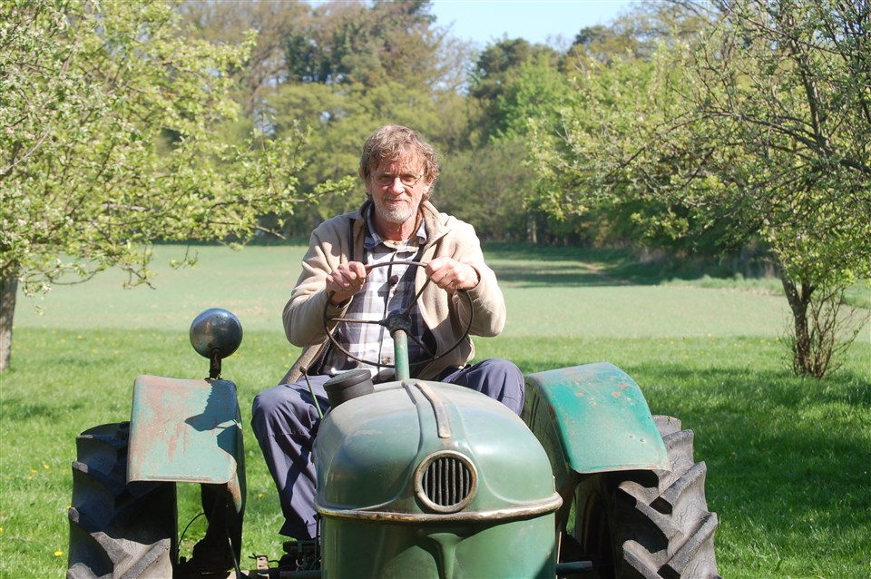 Ved et lille mirakel besøgte Søren Ryge Petersen for 10 år siden en mand på Sjælland, der stadig havde sine gamle biler og traktorer. En af dem var en Deutz, 11 hk., nøjagtig den samme, som han kørte med, da han var 12 år dernede i Sønderjylland. Han fik selvfølgelig en tur, og det var meget nostalgisk.